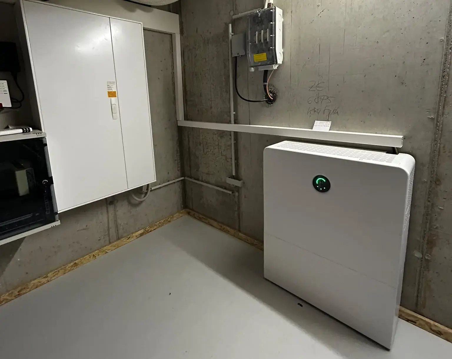 Batteriespeicher und Hausanschluss der PV-Anlage in Nürtingen